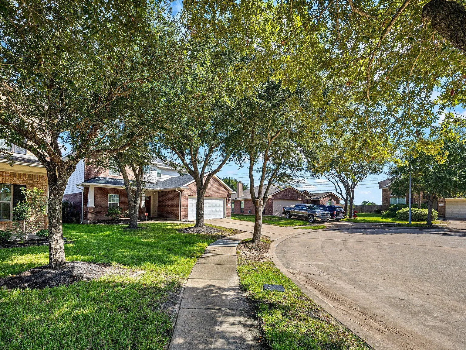 3 bed, 2.5 bath, 2299 sqft, $2,400 — Photo 3