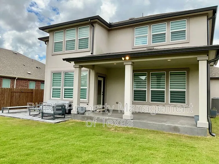 1008 Brenham Ln — Photo 32
