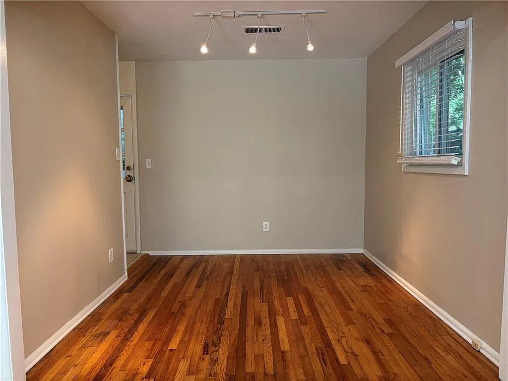 3 bed, 1.0 bath, 1026 sqft, $2,100 — Photo 4
