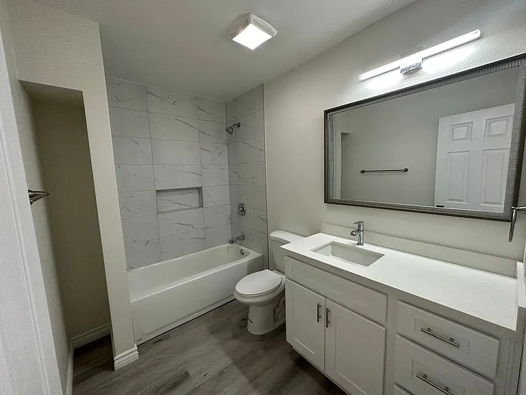 240 W Collins — Photo 6
