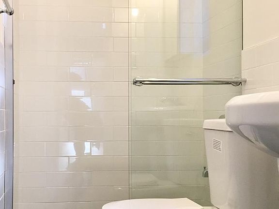 5th image of 224 E 27th St APT 5D