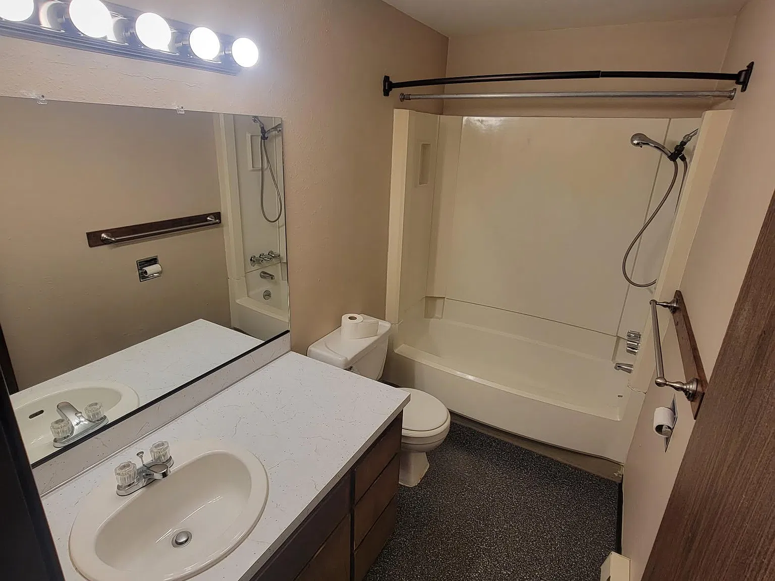 2 bed, 1.5 bath, 930 sqft, $1,100 — Photo 3