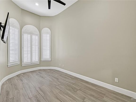 5th image of 611 S 1st Ln