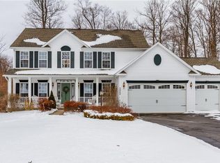 5968 Woodside Cir, Farmington, NY 14425