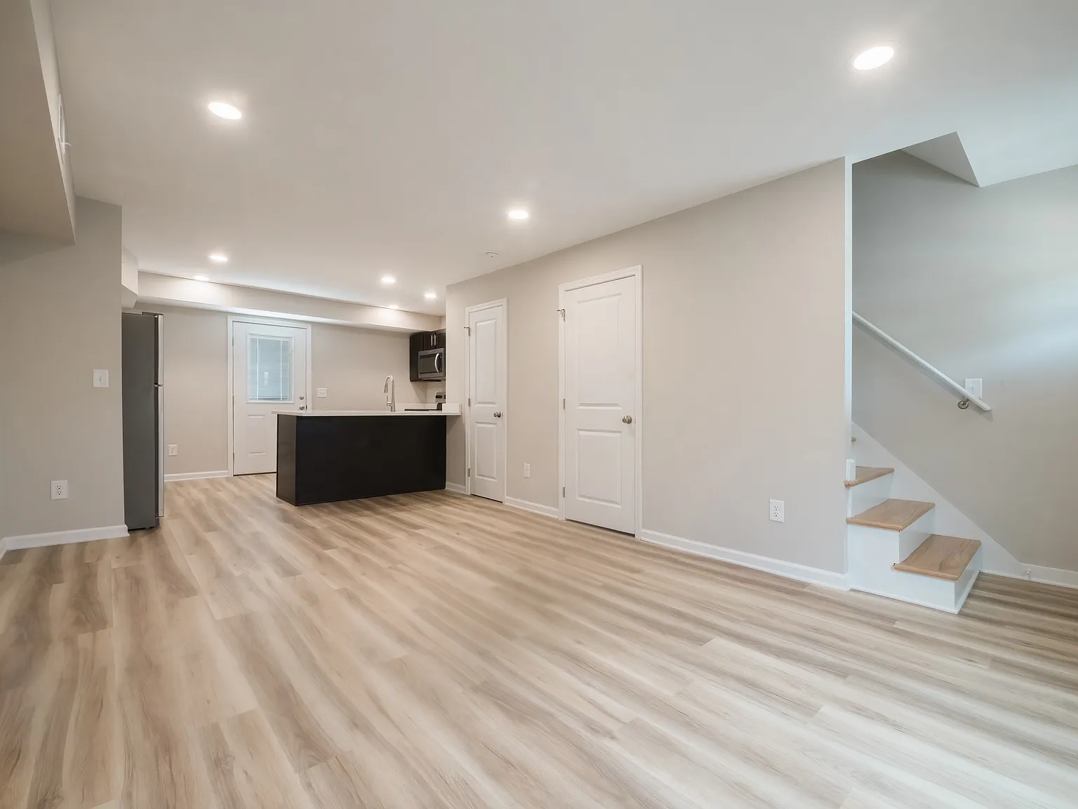 2 bed, 1.5 bath, 905 sqft, $1,300 — Photo 2