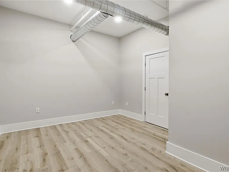 136 Seneca St — Photo 32