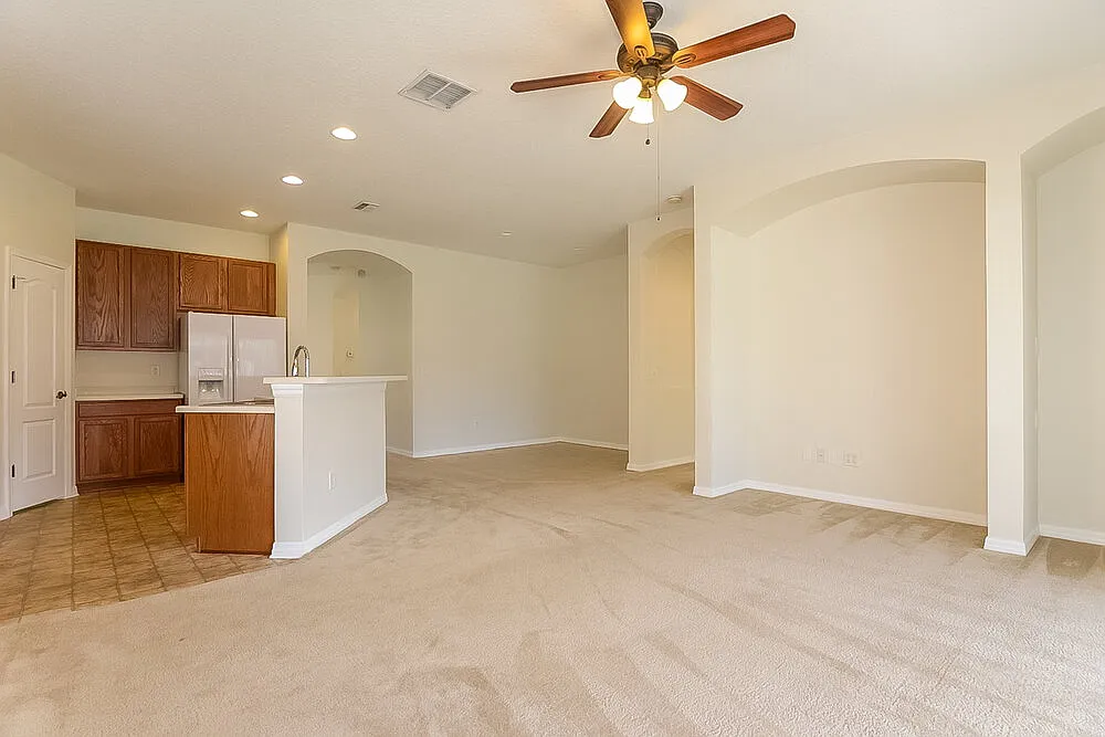 3 bed, 2.0 bath, 1819 sqft, $2,285 — Photo 3
