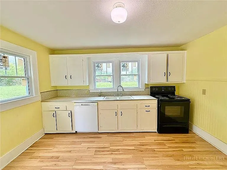 Charming 3 Bed, 1 Bath Single Family Home in West Jefferson, NC — Photo 2