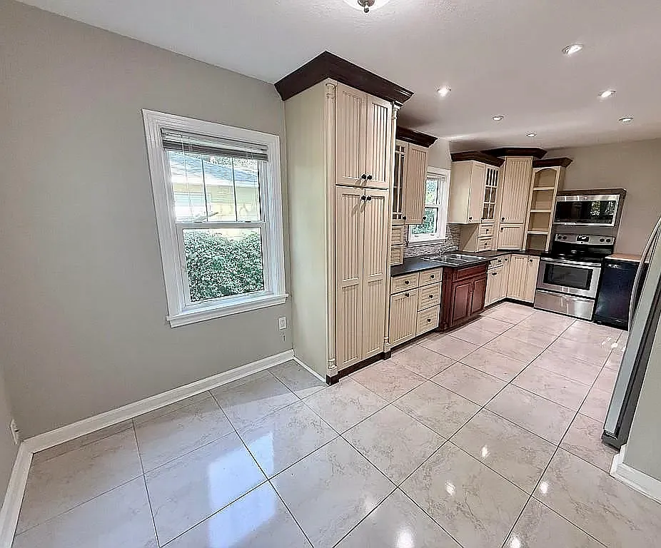 3 bed, 990 sqft, $2,800 — Photo 3