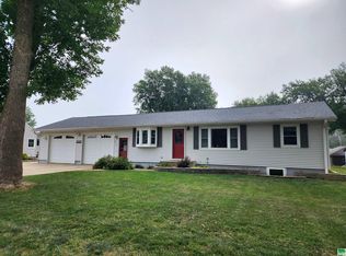 1214 Okey St, Hull, IA 51239