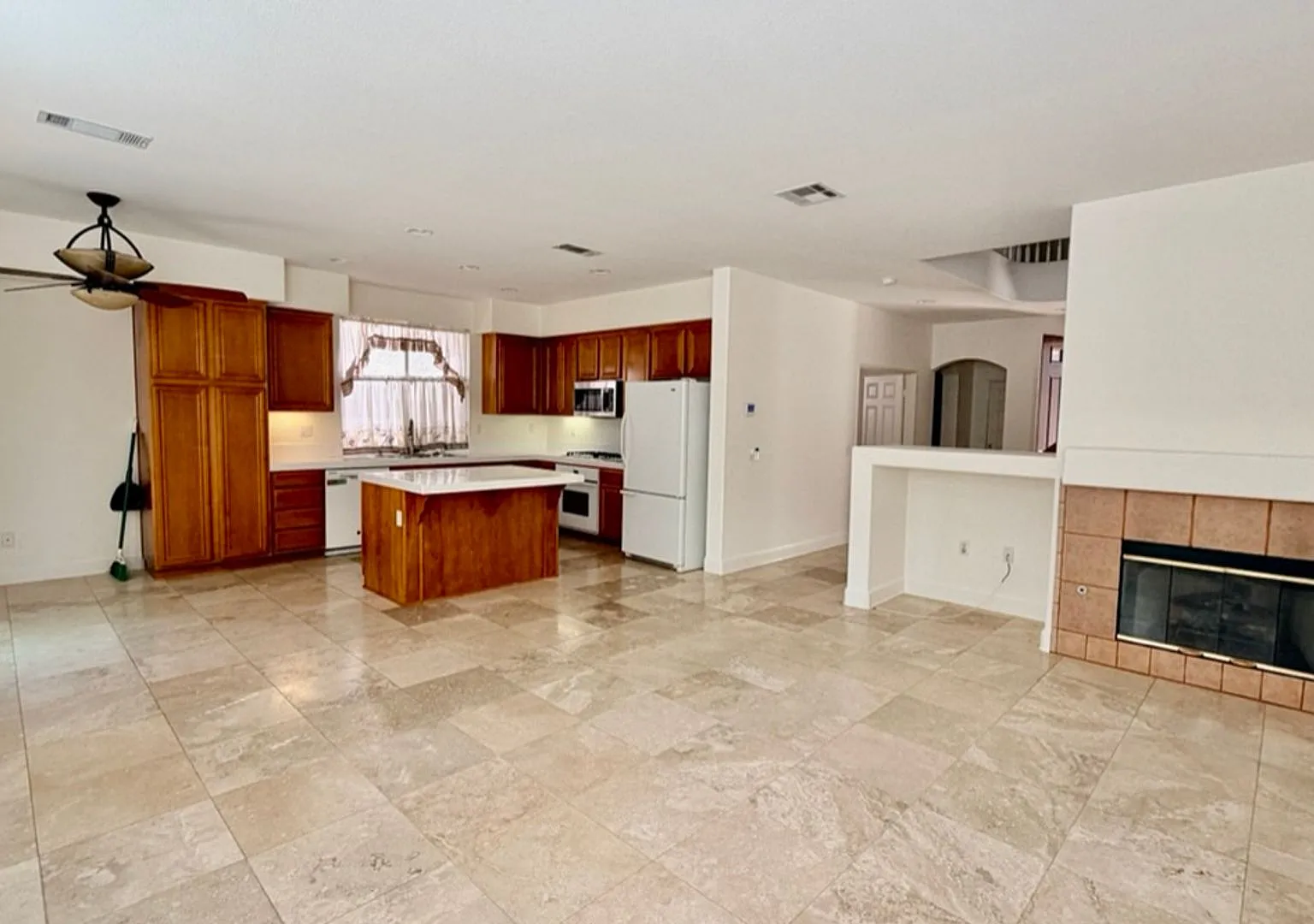 Large home in Ivey Ranch!! — Photo 3