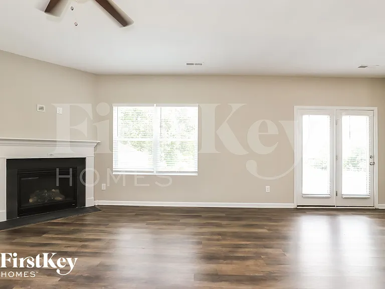 3748 Streamside Dr — Photo 5