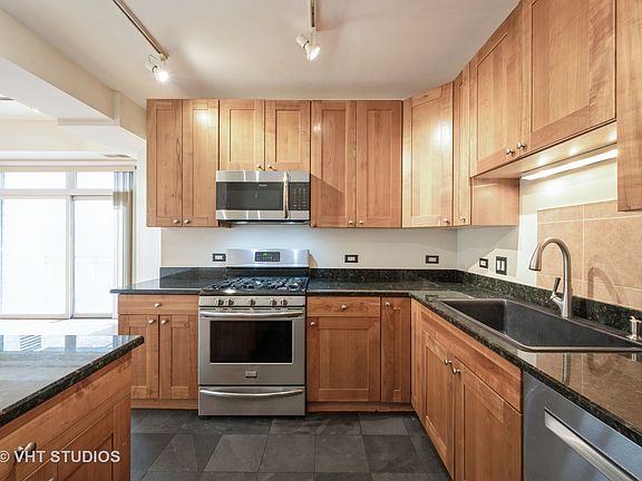 4th image of 657 W Fulton St Unit 401