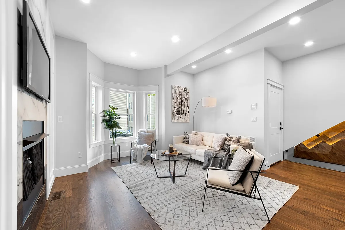 Building Photo - 615 E 3rd St #1