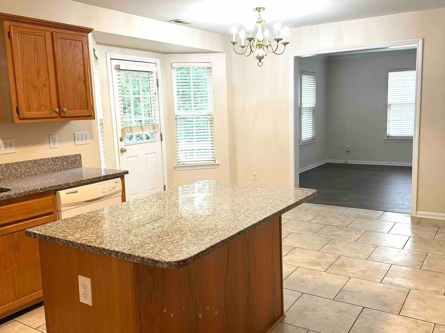4 bed, 2.5 bath, 2300 sqft, $2,750 — Photo 4