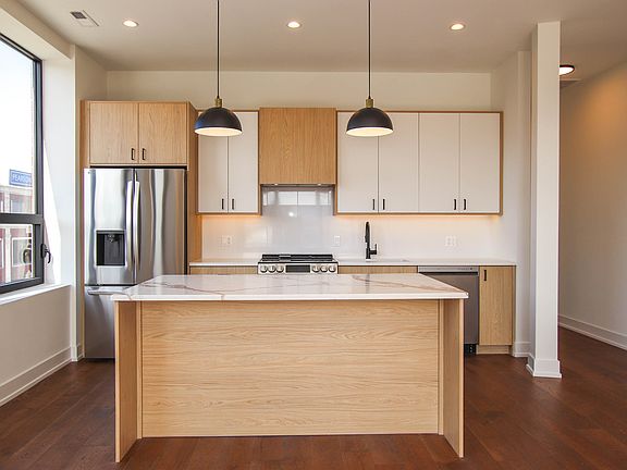 4th image of 1001 N Milwaukee Ave Unit 402