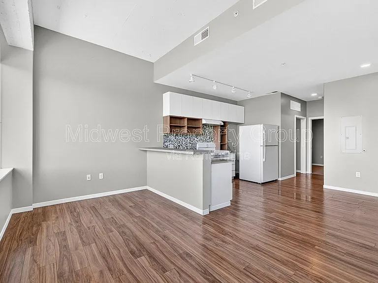 4100 Lindell Blvd #302 — Photo 5