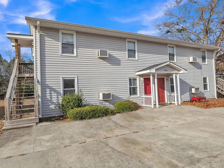 128 Calvin Ct #B — Photo 2
