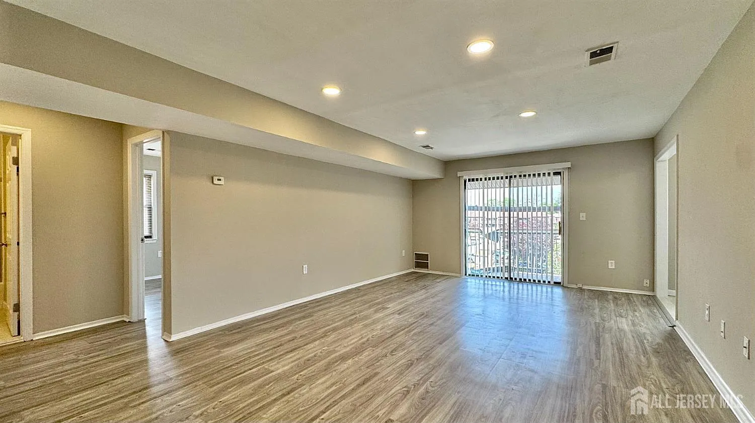 1 bed, 1.0 bath, 932 sqft, $2,000 — Photo 2