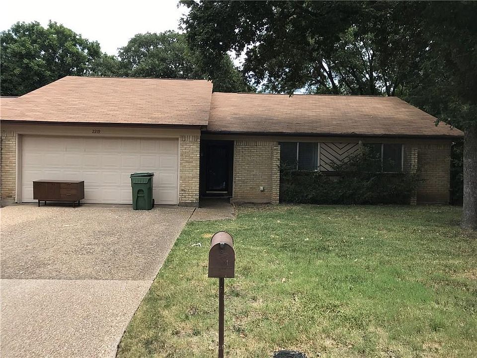 1st image of 2219 Park Springs Ct