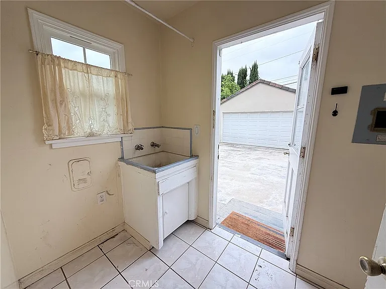 952 Balboa Dr — Photo 7