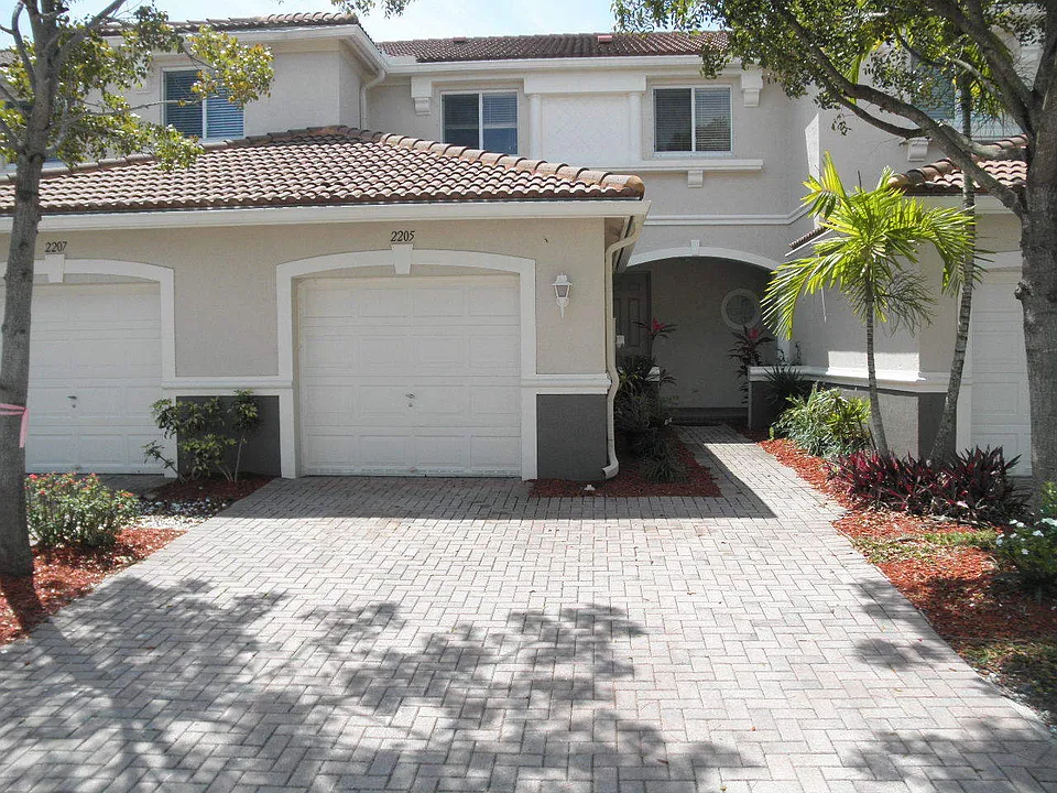 2205 Oakmont Dr