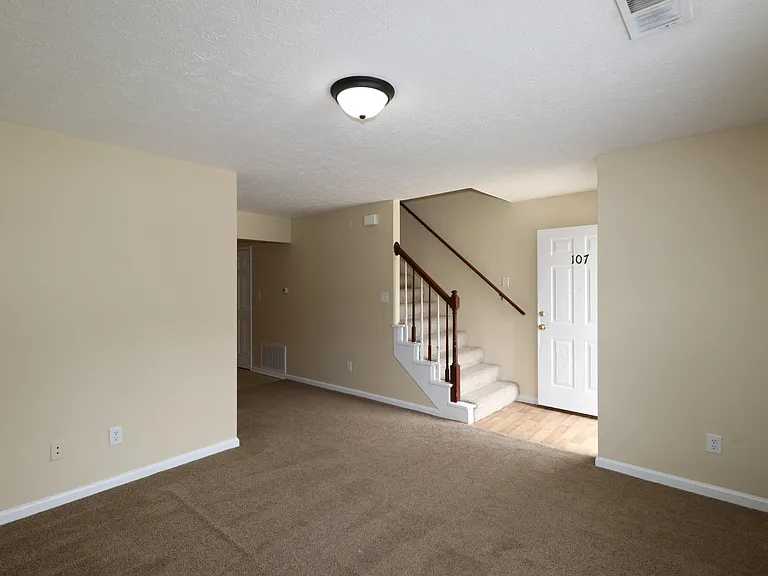 107 Floyd Ct — Photo 4