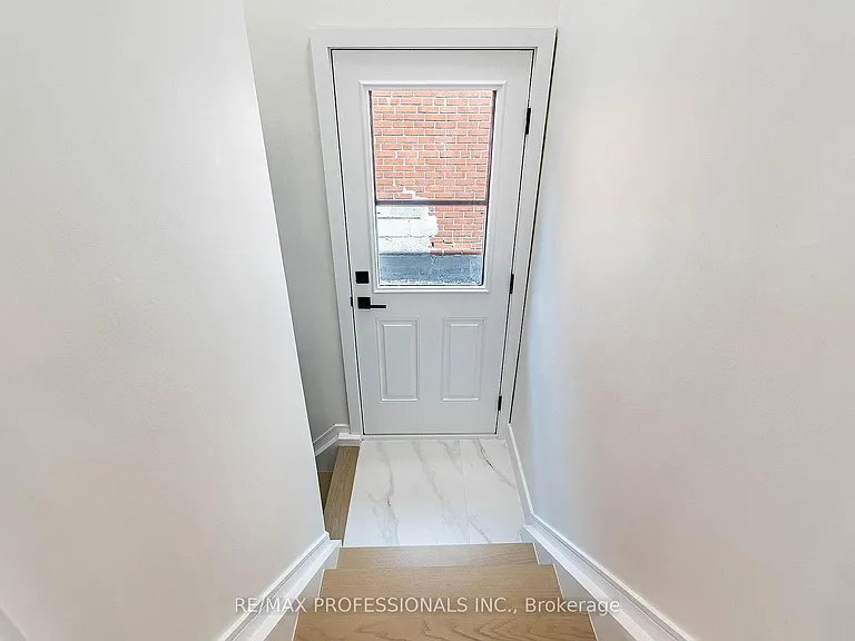 48 Lloyd Manor Rd #LOWER — Photo 3