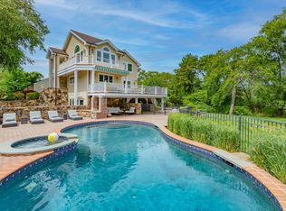 27 W Tiana Rd, Hampton Bays, NY 11946