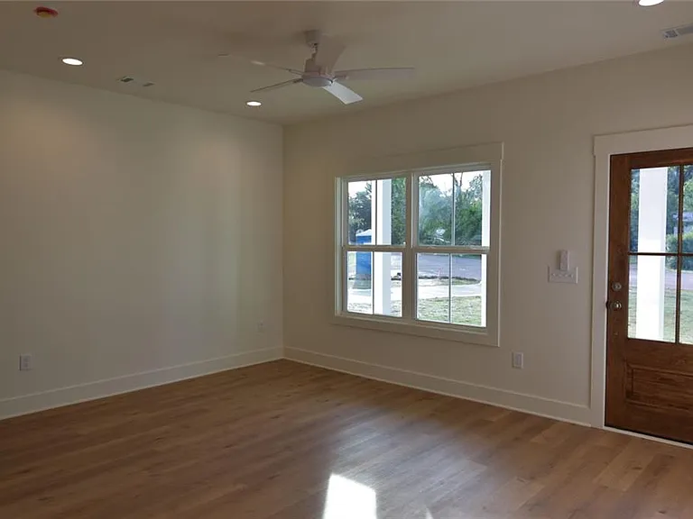 1070 Moreland Dr — Photo 7