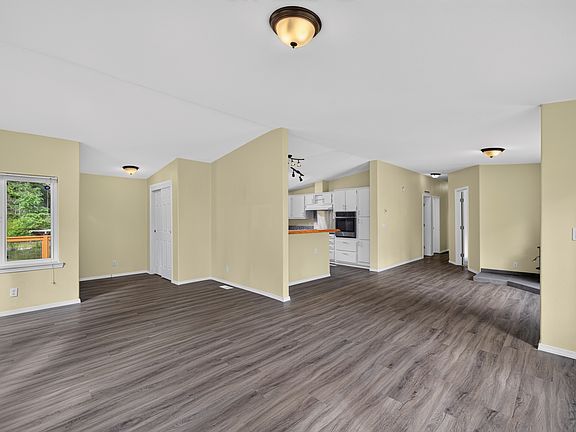 4th image of 140 Flaming Meadow Ln