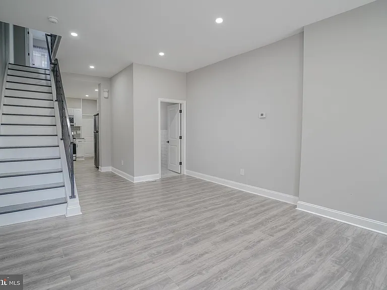 1535 W Seltzer St — Photo 6