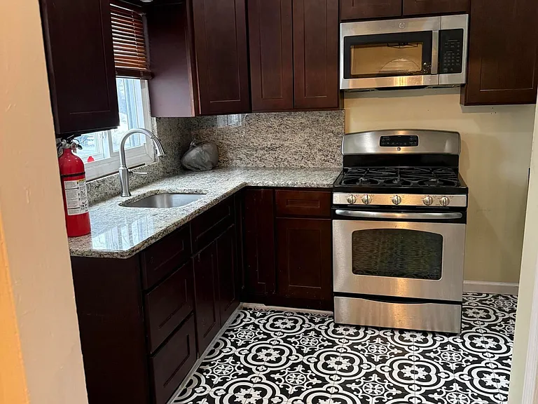 10 Frances Pl — Photo 5