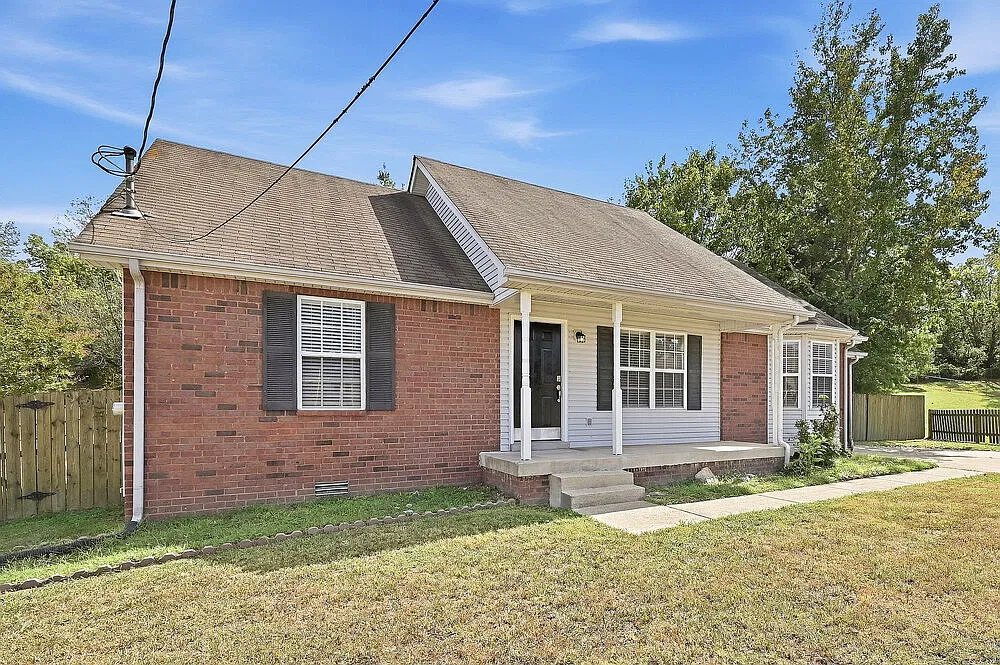 3 bed, 2.0 bath, 1247 sqft, $2,180 — Photo 3