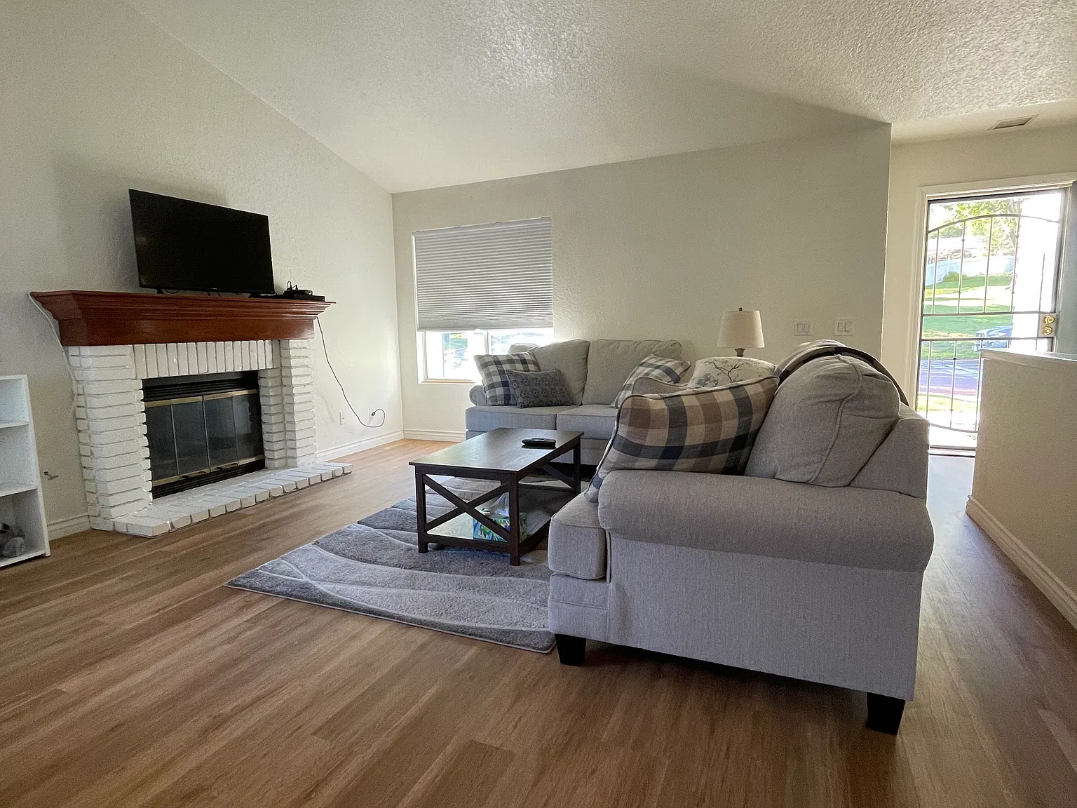 1 bed, 800 sqft, $2,200 — Photo 2