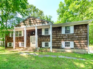 28 McIntosh Ct, Stamford, CT 06903