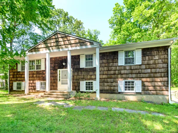 28 McIntosh Court, Stamford, CT 06903