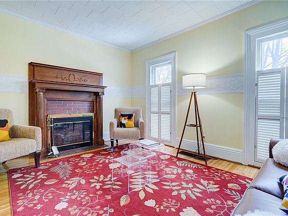 4th image of 727 University Ave