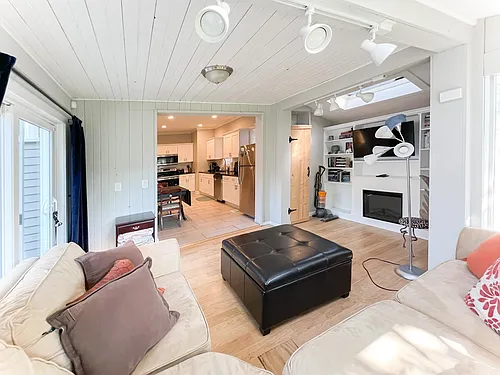 200 Laburnam Cres #1 Photo 1