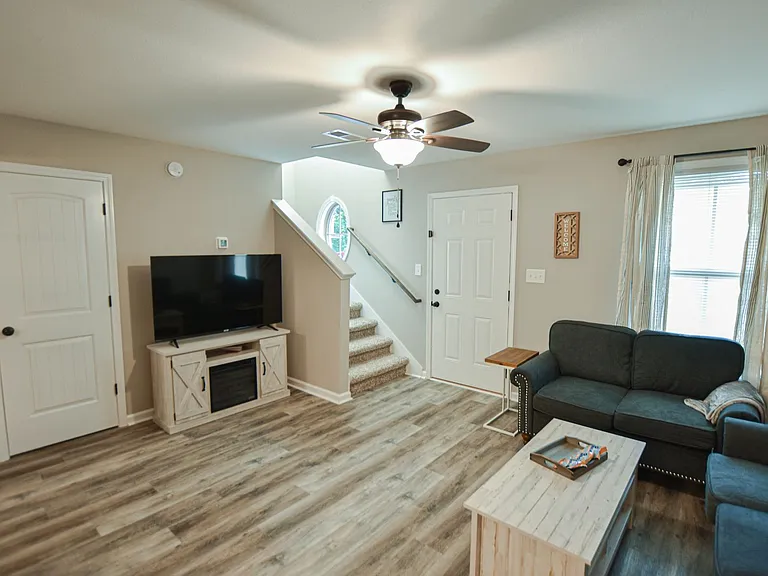 219 Smithson Ln — Photo 2
