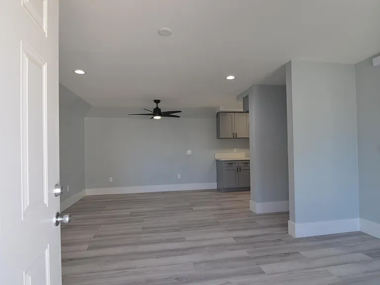 926 W School St — Photo 3
