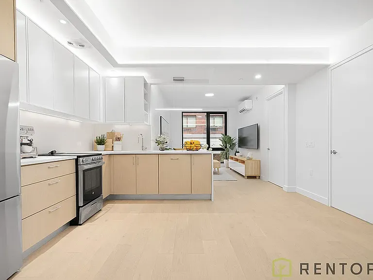 555 W 45th St #6B — Photo 1