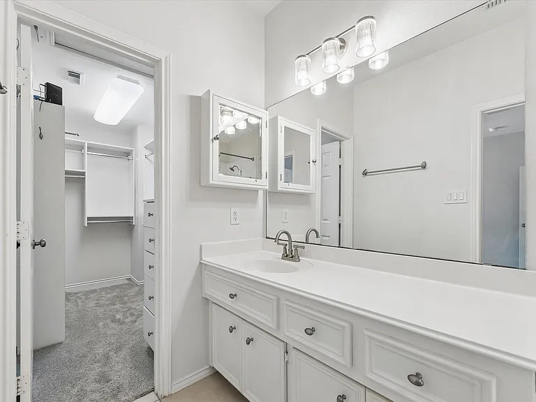 922 W Heights Hollow Ln — Photo 21
