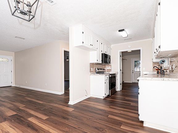5th image of 102 Holiday Ct