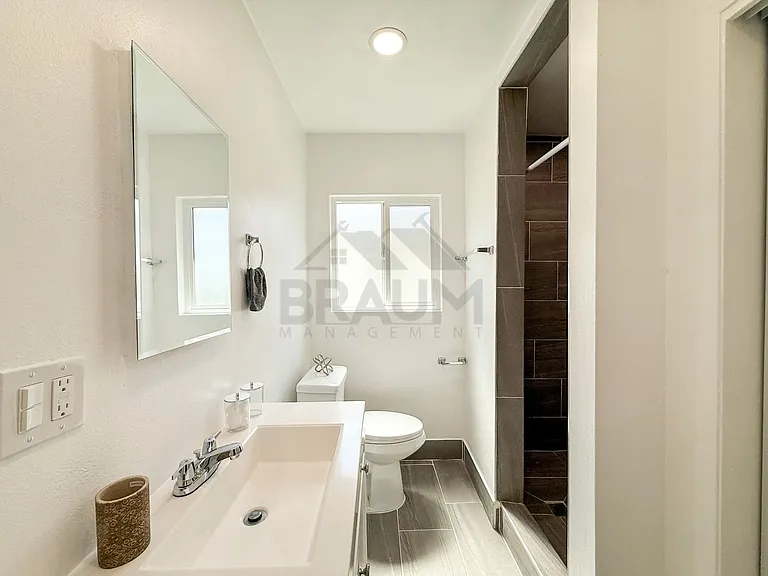Villa East at Oxnard St. — Photo 33