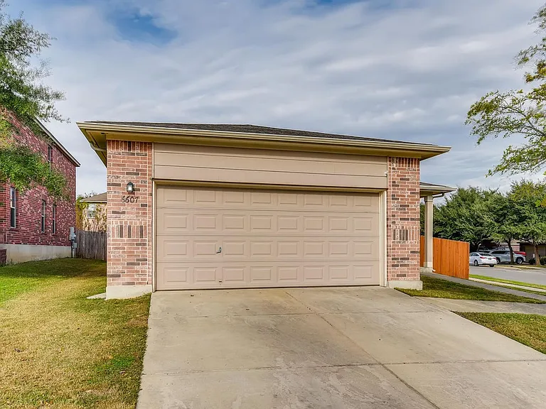 6607 Shadden Oaks — Photo 2