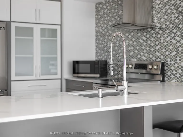 2760 Carousel Cres #1606 — Photo 14