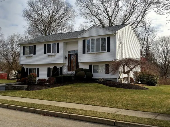 70 Lillian Ct, Warwick, RI 02886