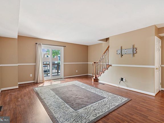 5th image of 525 Village Ln