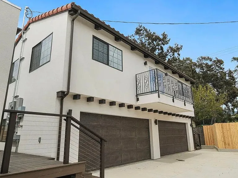 550 Hathaway Ave — Photo 1